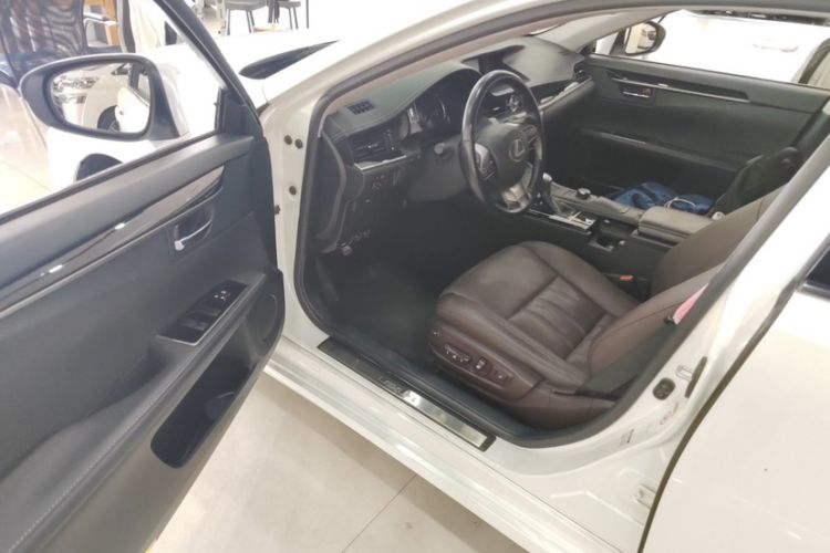 Used Lexus ES 2017 200 30th Anniversary Edition Interior 4