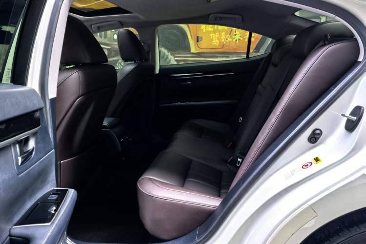 Used Lexus ES 2017 200 30th Anniversary Edition Interior 4