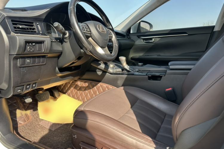 Used Lexus ES 2017 200 30th Anniversary Edition Interior 4