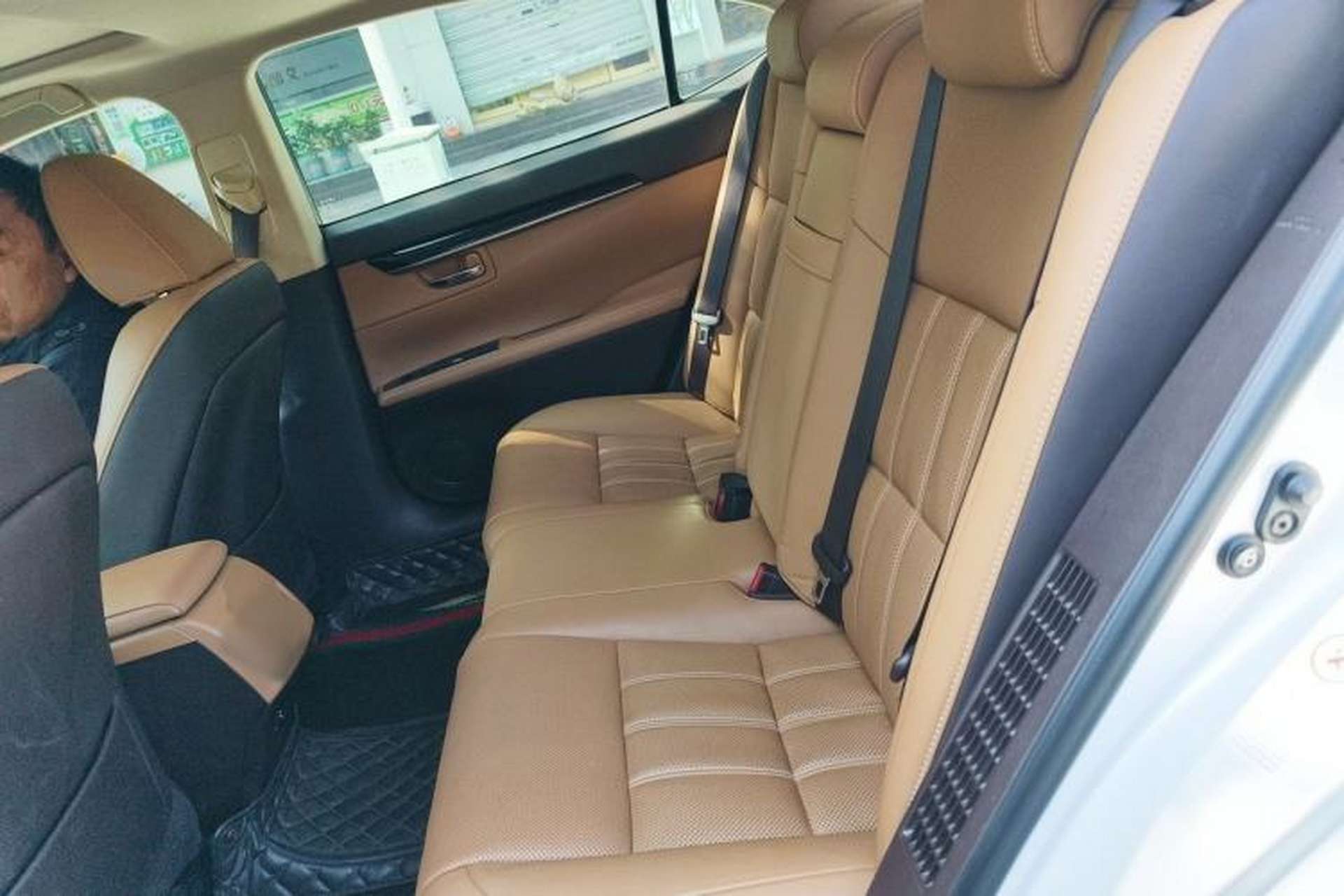 Used Lexus ES 2017 300h Mark Levinson Comfort Edition Interior 4