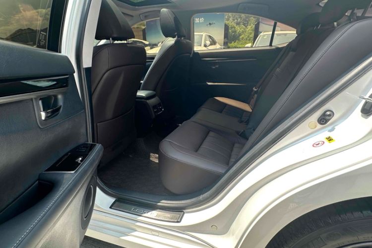 Used Lexus ES 2017 200 30th Anniversary Edition Interior 4
