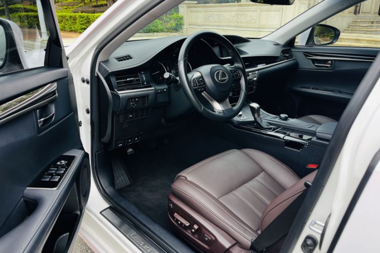 Used Lexus ES 2017 200 30th Anniversary Edition Interior 4