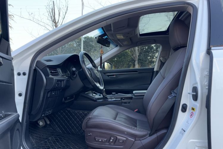 Used Lexus ES 2017 200 30th Anniversary Edition Interior 5