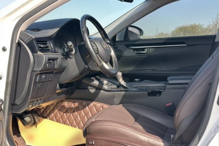 Used Lexus ES 2017 200 30th Anniversary Edition Interior 5