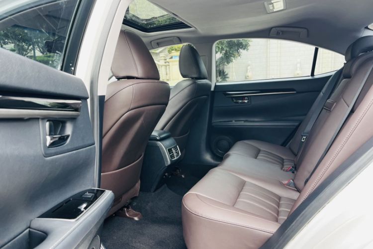 Used Lexus ES 2017 200 30th Anniversary Edition Interior 5