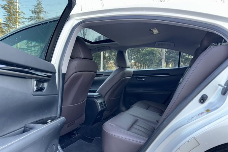 Used Lexus ES 2017 200 30th Anniversary Edition Interior 6