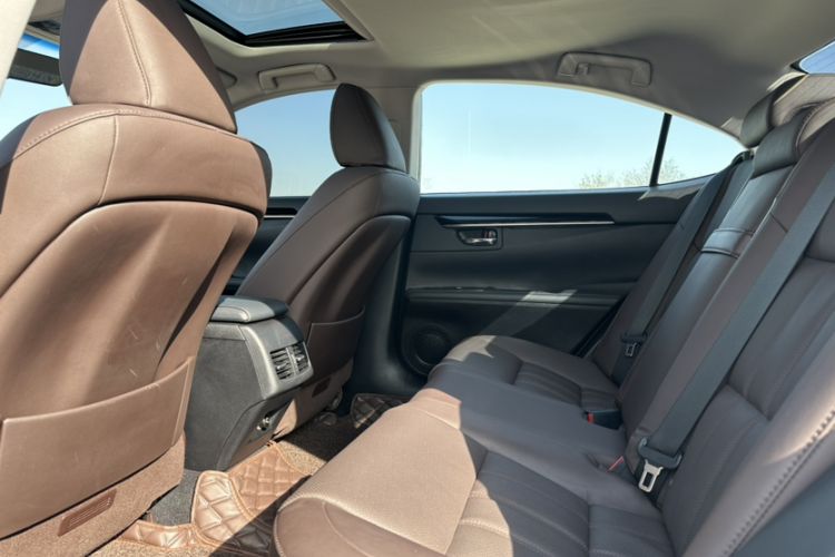Used Lexus ES 2017 200 30th Anniversary Edition Interior 6