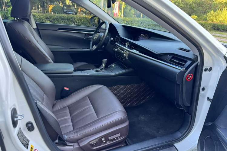 Used Lexus ES 2017 200 30th Anniversary Edition Interior 6