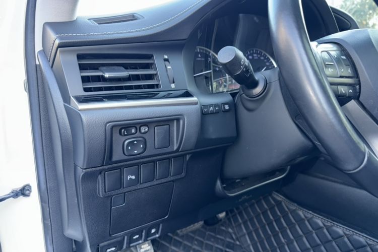 Used Lexus ES 2017 200 30th Anniversary Edition Interior 7