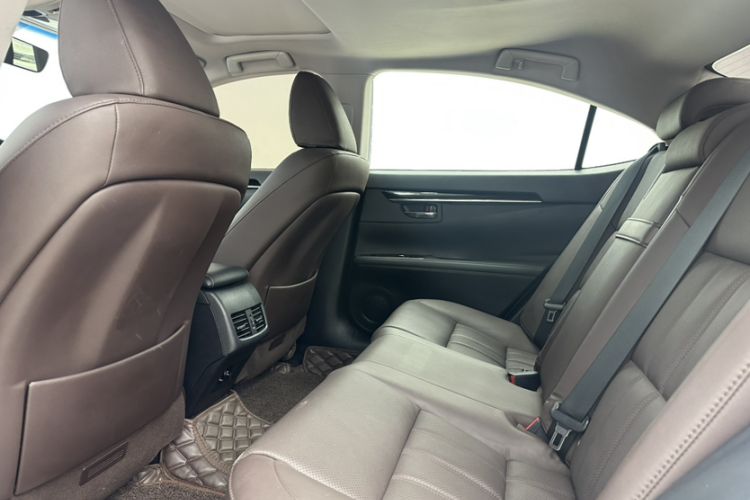 Used Lexus ES 2017 200 30th Anniversary Edition Interior 7