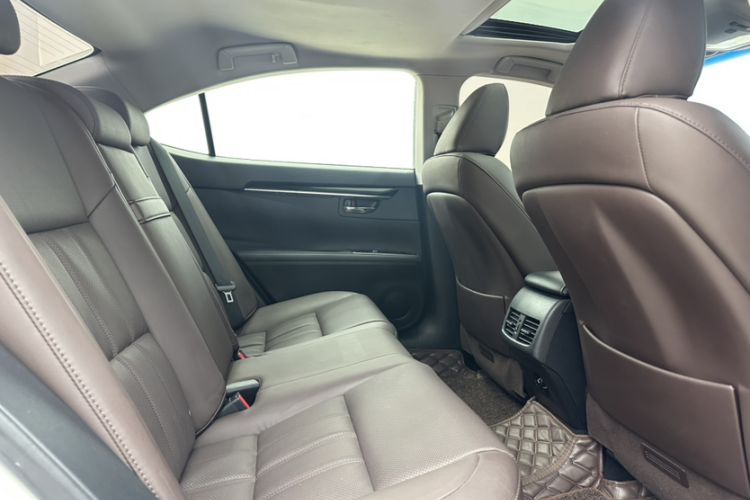 Used Lexus ES 2017 200 30th Anniversary Edition Interior 8