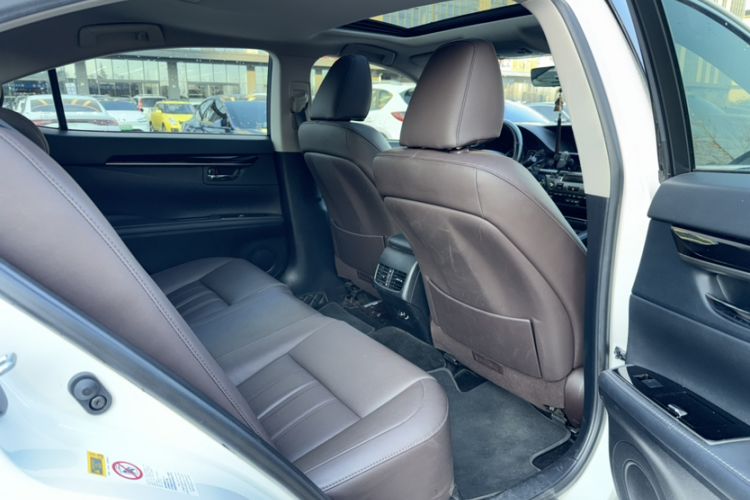 Used Lexus ES 2017 200 30th Anniversary Edition Interior 9