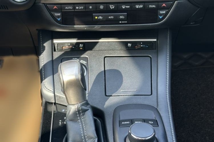 Used Lexus ES 2017 200 30th Anniversary Edition Interior 9