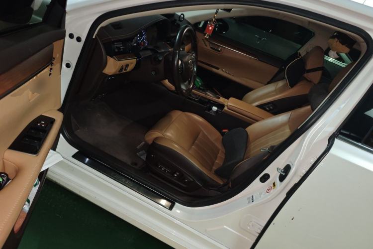Used Lexus ES 2017 300h Mark Levinson Luxury Edition Left Front Seat