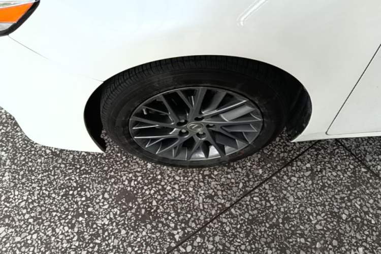Used Lexus ES 2017 200 30th Anniversary Edition Left Front Wheel Hub