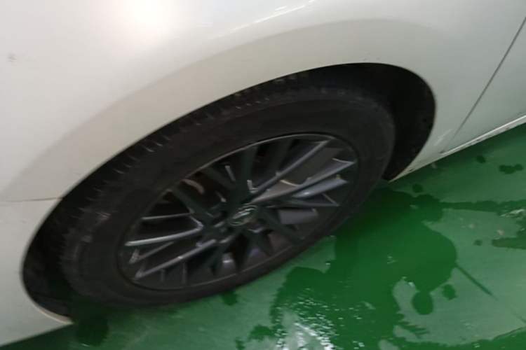 Used Lexus ES 2017 200 30th Anniversary Edition Left Front Wheel Hub