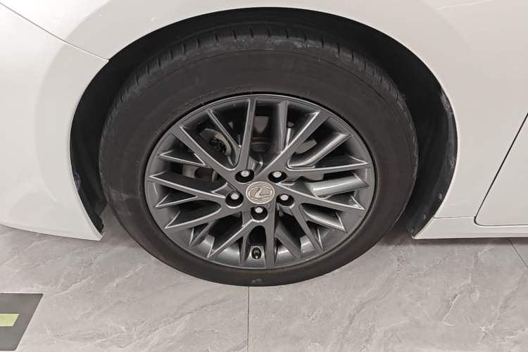 Used Lexus ES 2017 200 30th Anniversary Edition Left Front Wheel Hub