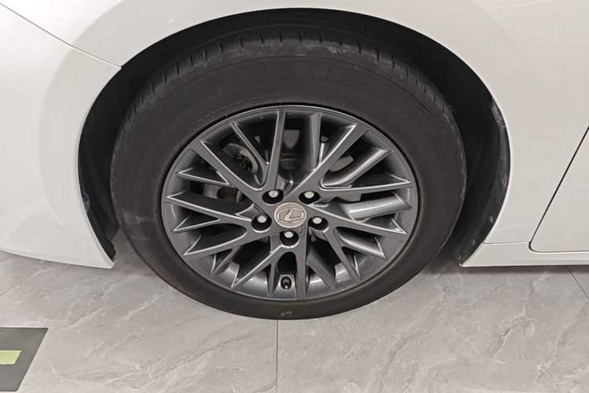 Used Lexus ES 2017 200 30th Anniversary Edition Left Front Wheel Hub