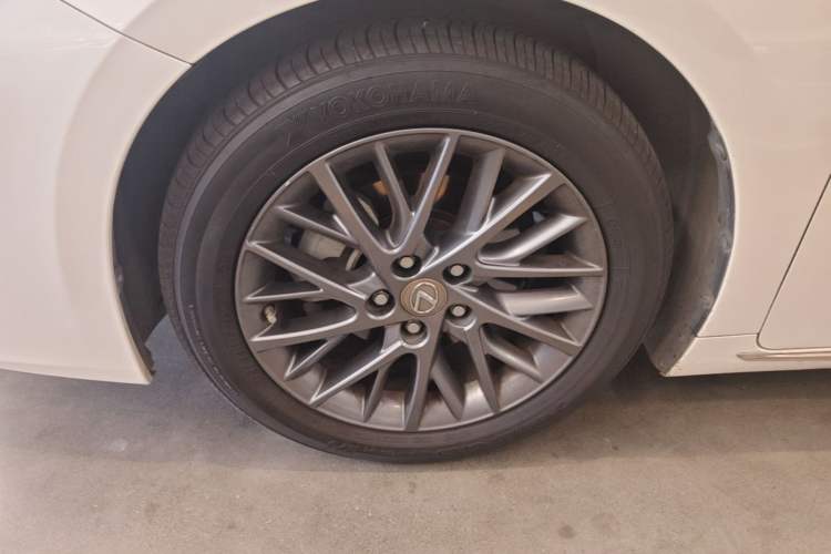 Used Lexus ES 2017 200 30th Anniversary Edition Left Front Wheel Hub