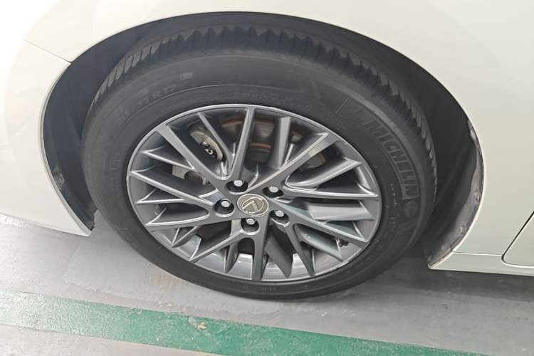 Used Lexus ES 2017 200 30th Anniversary Edition Left Front Wheel Hub
