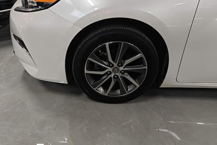 Used Lexus ES 2017 300h Mark Levinson Comfort Edition Left Front Wheel Hub