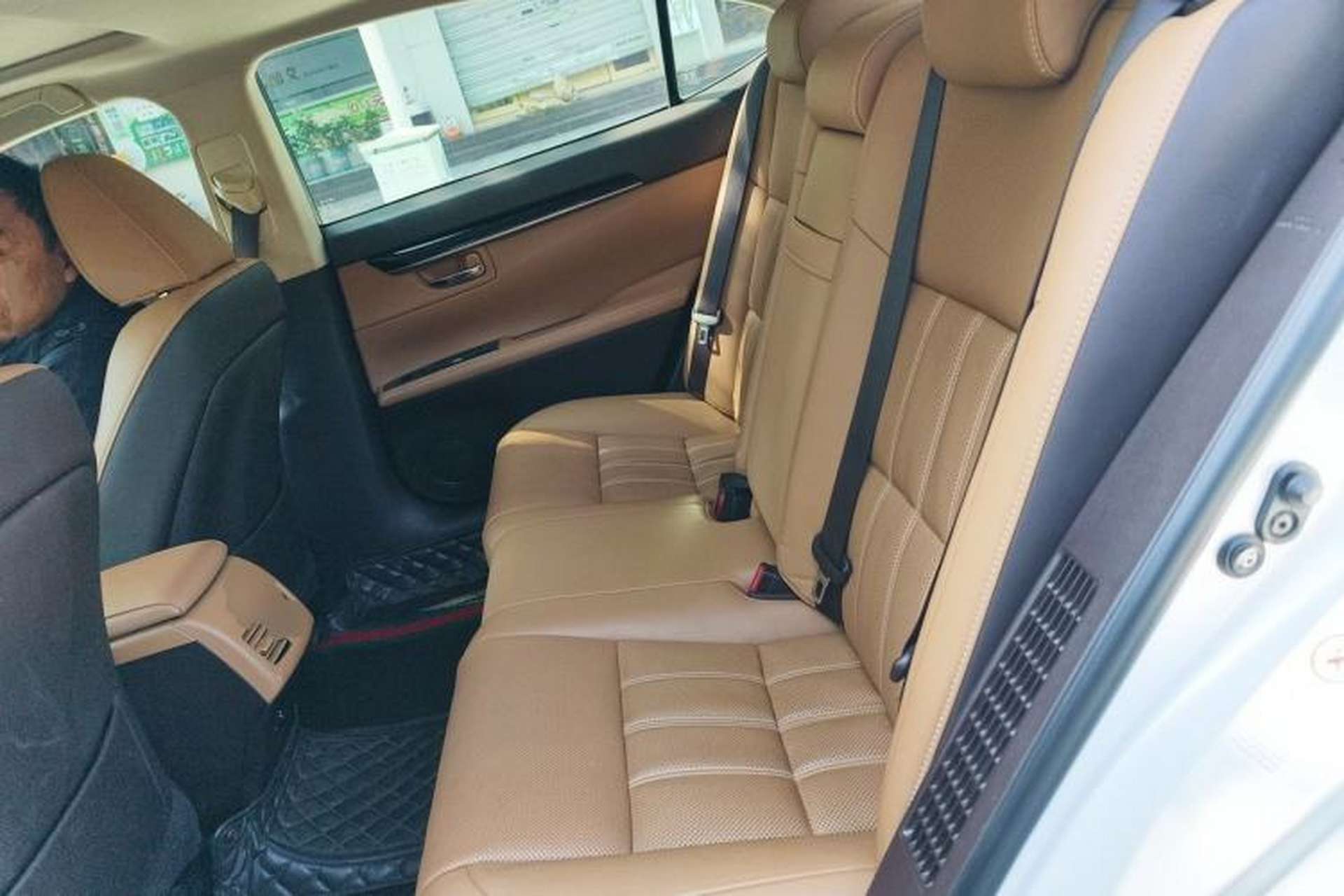 Used Lexus ES 2017 300h Mark Levinson Comfort Edition Left Rear Seat