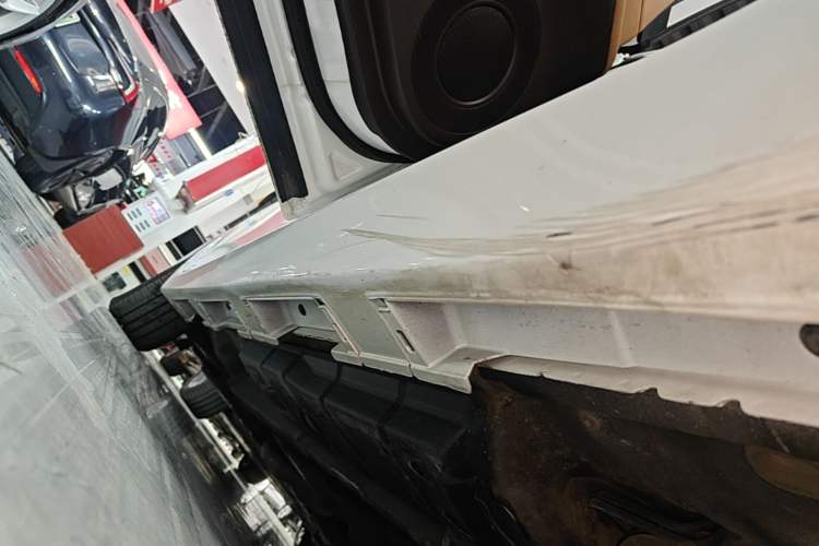 Used Lexus ES 2017 300h Mark Levinson Comfort Edition Left Side Sill