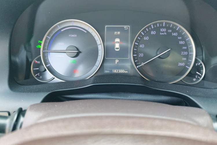 Used Lexus ES 2017 300h Mark Levinson Comfort Edition Odometer Close Up