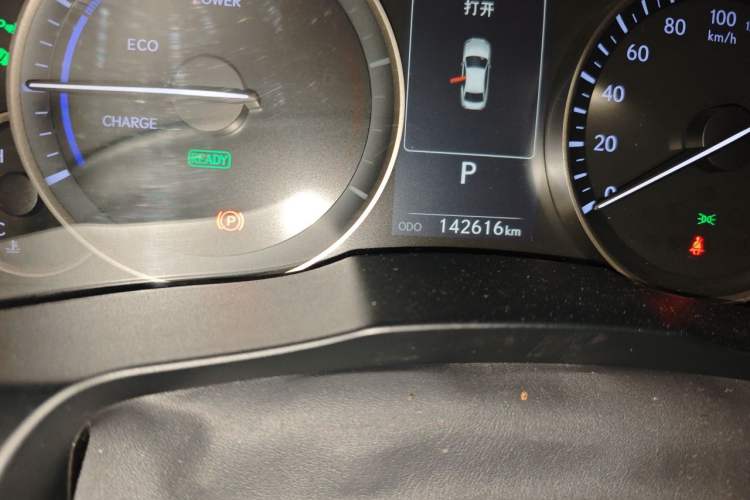 Used Lexus ES 2017 300h Mark Levinson Luxury Edition Odometer Close Up