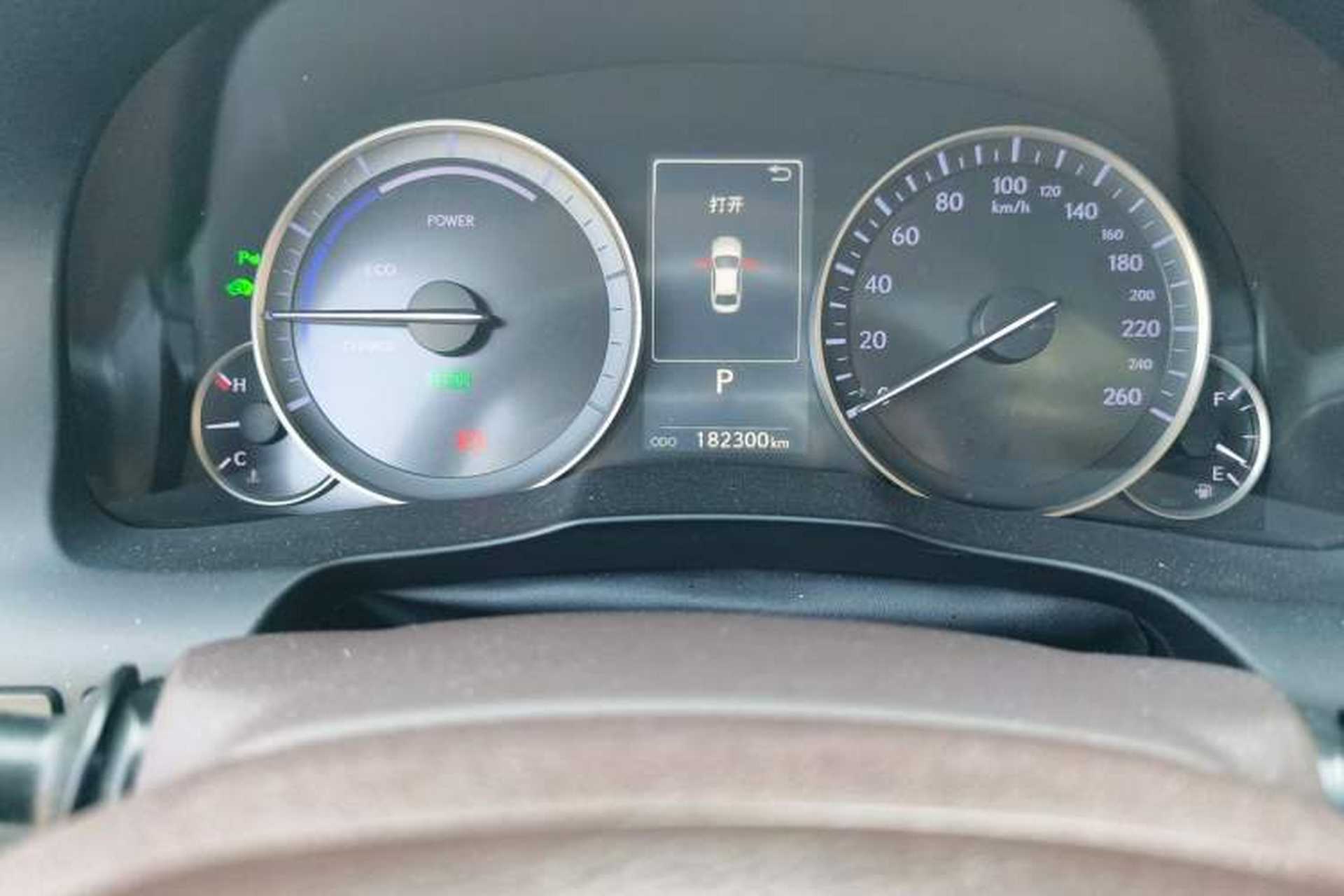 Used Lexus ES 2017 300h Mark Levinson Comfort Edition Odometer Close Up