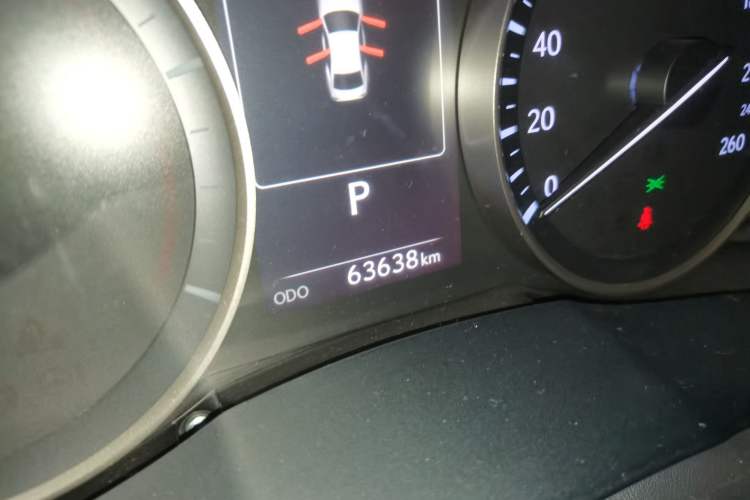 Used Lexus ES 2017 300h Mark Levinson Comfort Edition Odometer Close Up