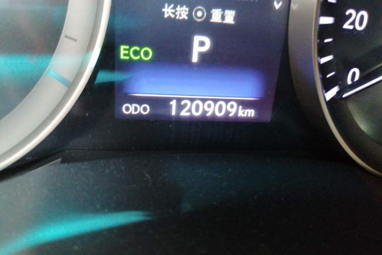 Used Lexus ES 2017 300h Mark Levinson Comfort Edition Odometer Close Up
