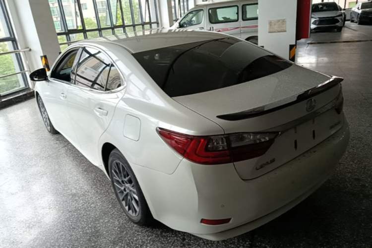 Used Lexus ES 2017 200 30th Anniversary Edition Rear Left 45 Deg