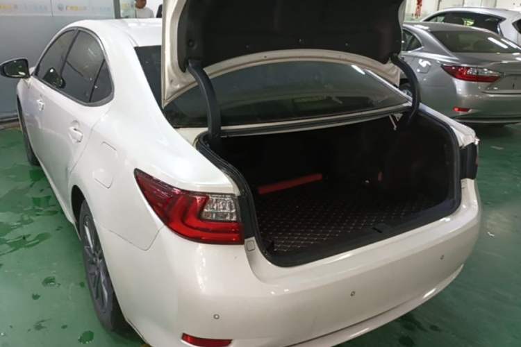 Used Lexus ES 2017 200 30th Anniversary Edition Rear Left 45 Deg