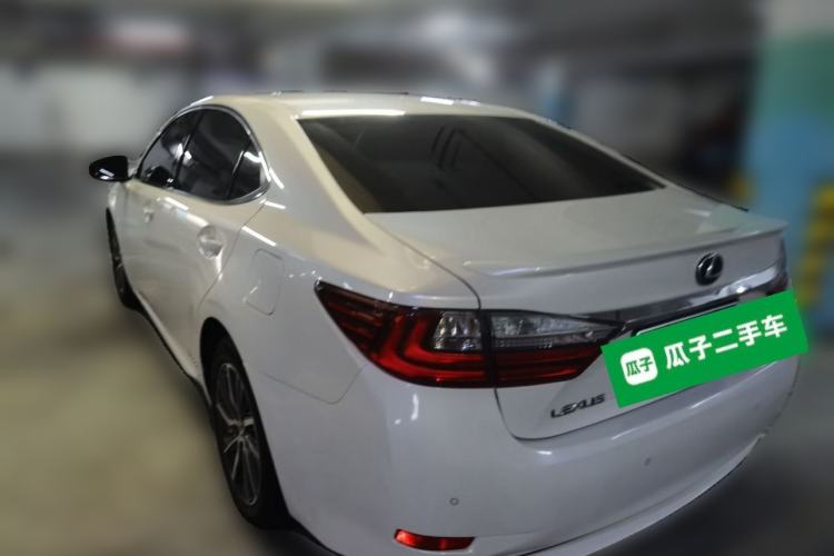 Used Lexus ES 2017 300h Mark Levinson Comfort Edition Rear Left 45 Deg