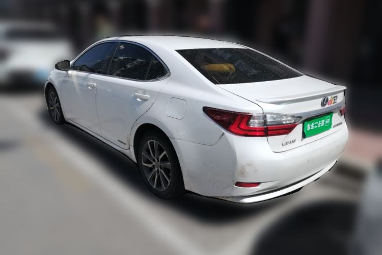 Used Lexus ES 2017 300h Mark Levinson Comfort Edition Rear Left 45 Deg