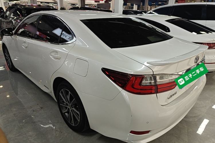 Used Lexus ES 2017 300h Mark Levinson Comfort Edition Rear Left 45 Deg