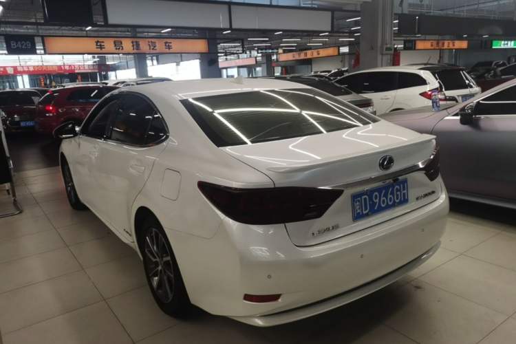 Used Lexus ES 2017 300h Mark Levinson Comfort Edition Rear Left 45 Deg