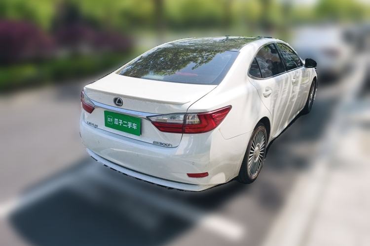 Used Lexus ES 2017 300h Mark Levinson Comfort Edition Rear Right 45 Deg
