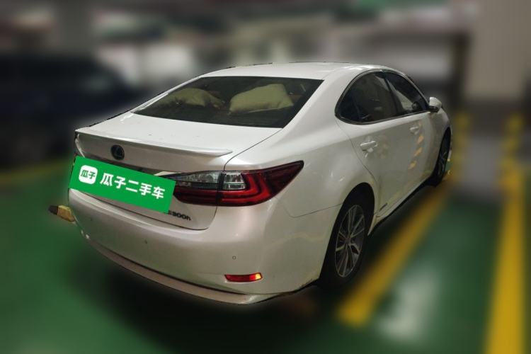 Used Lexus ES 2017 300h Mark Levinson Luxury Edition Rear Right 45 Deg