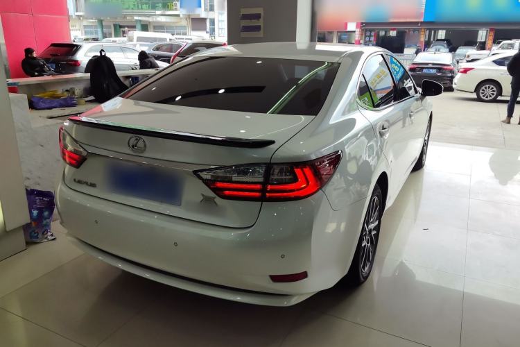 Used Lexus ES 2017 200 30th Anniversary Edition Rear Right 45 Deg