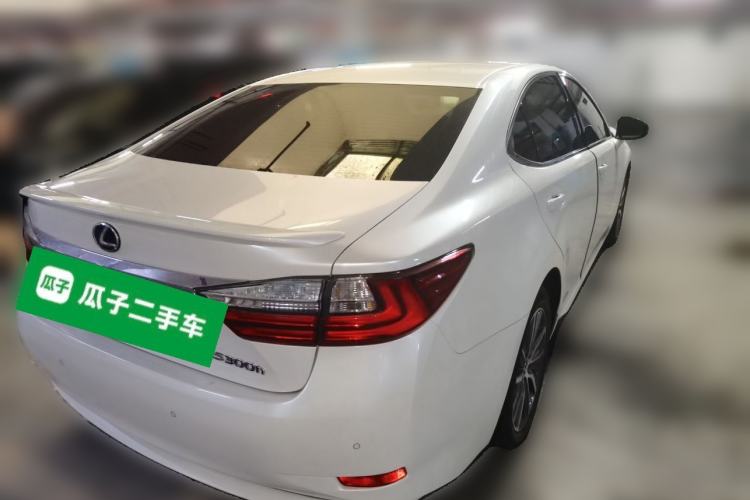 Used Lexus ES 2017 300h Mark Levinson Comfort Edition Rear Right 45 Deg