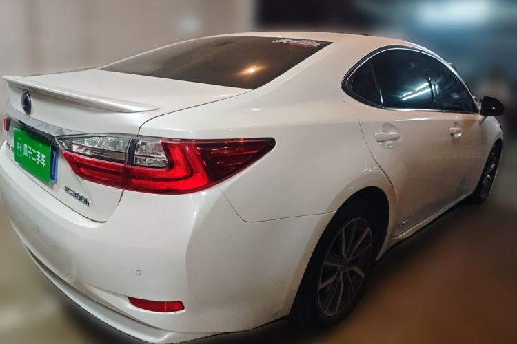 Used Lexus ES 2017 300h Mark Levinson Comfort Edition Rear Right 45 Deg