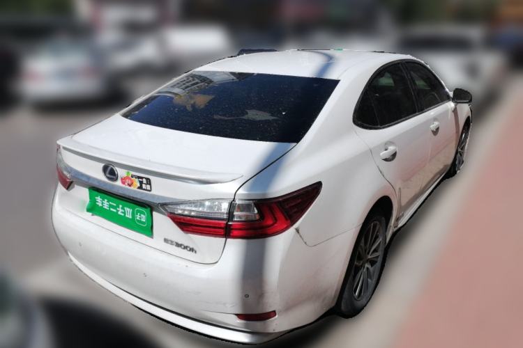 Used Lexus ES 2017 300h Mark Levinson Comfort Edition Rear Right 45 Deg