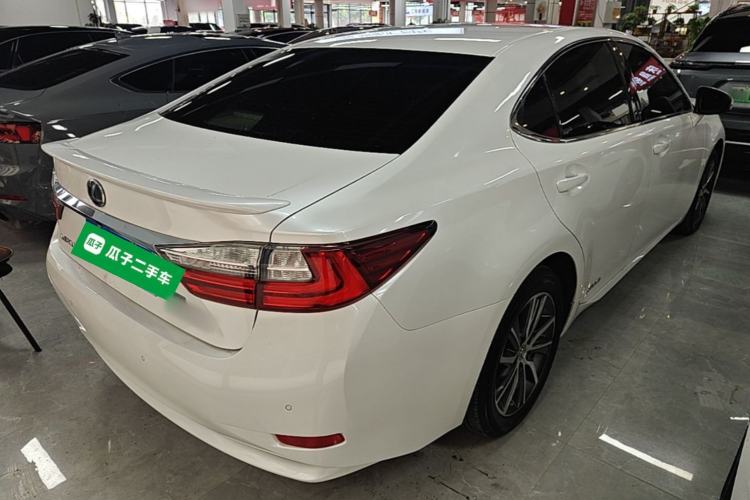 Used Lexus ES 2017 300h Mark Levinson Comfort Edition Rear Right 45 Deg