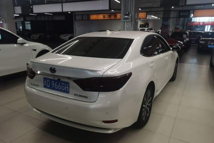 Used Lexus ES 2017 300h Mark Levinson Comfort Edition Rear Right 45 Deg