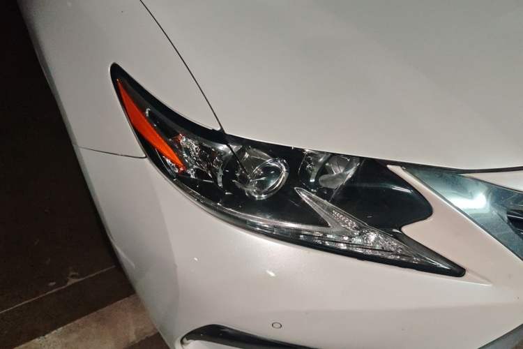 Used Lexus ES 2017 300h Mark Levinson Comfort Edition Right Front Headlight