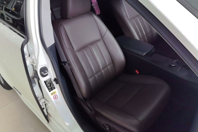 Used Lexus ES 2017 200 30th Anniversary Edition Right Front Seat