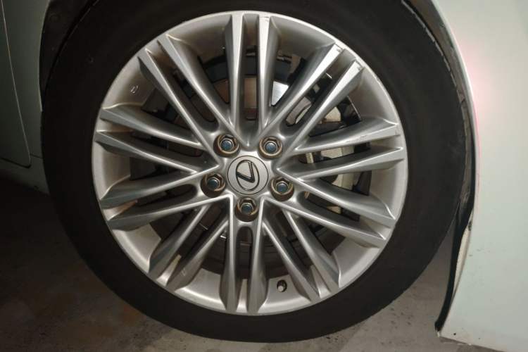 Used Lexus ES 2017 200 30th Anniversary Edition Right Front Wheel Hub