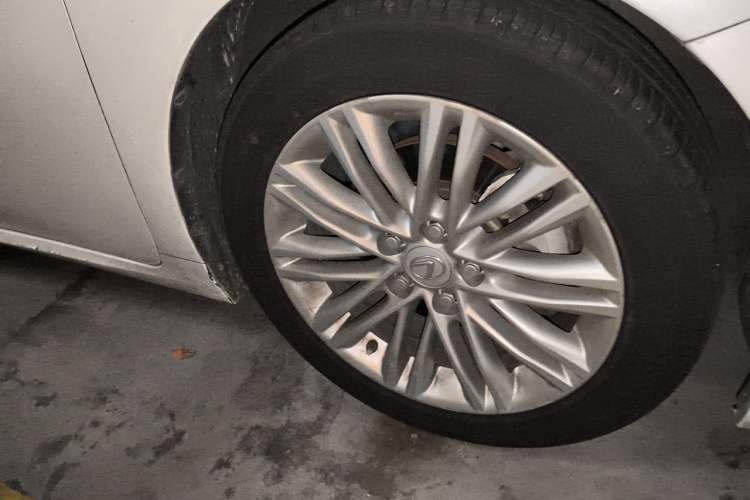 Used Lexus ES 2017 200 30th Anniversary Edition Right Front Wheel Hub